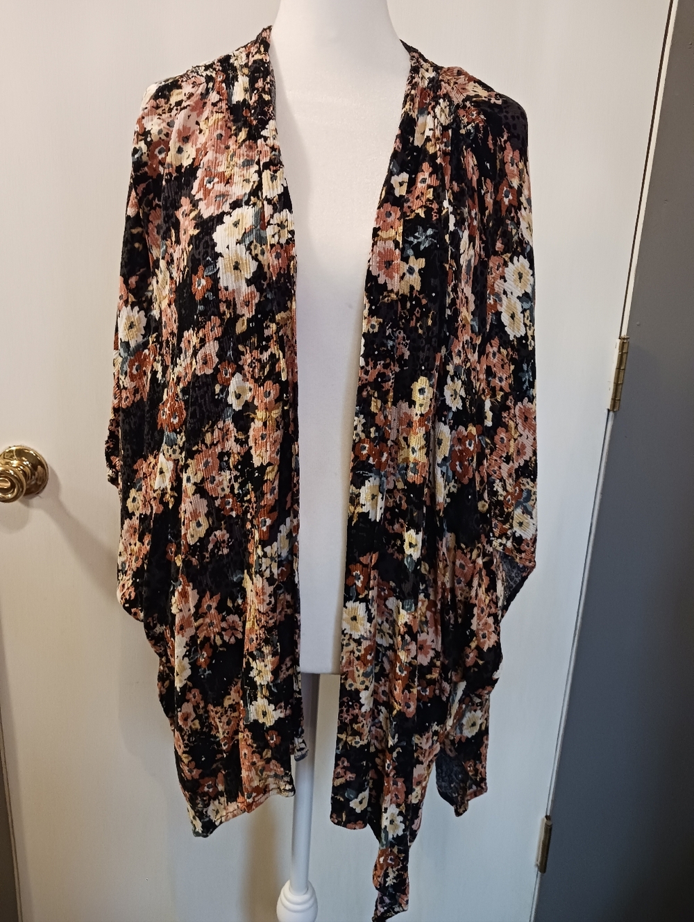Maurices Kimono Wrap Shawl Vest One Size Womens Black Floral Side Vents Light